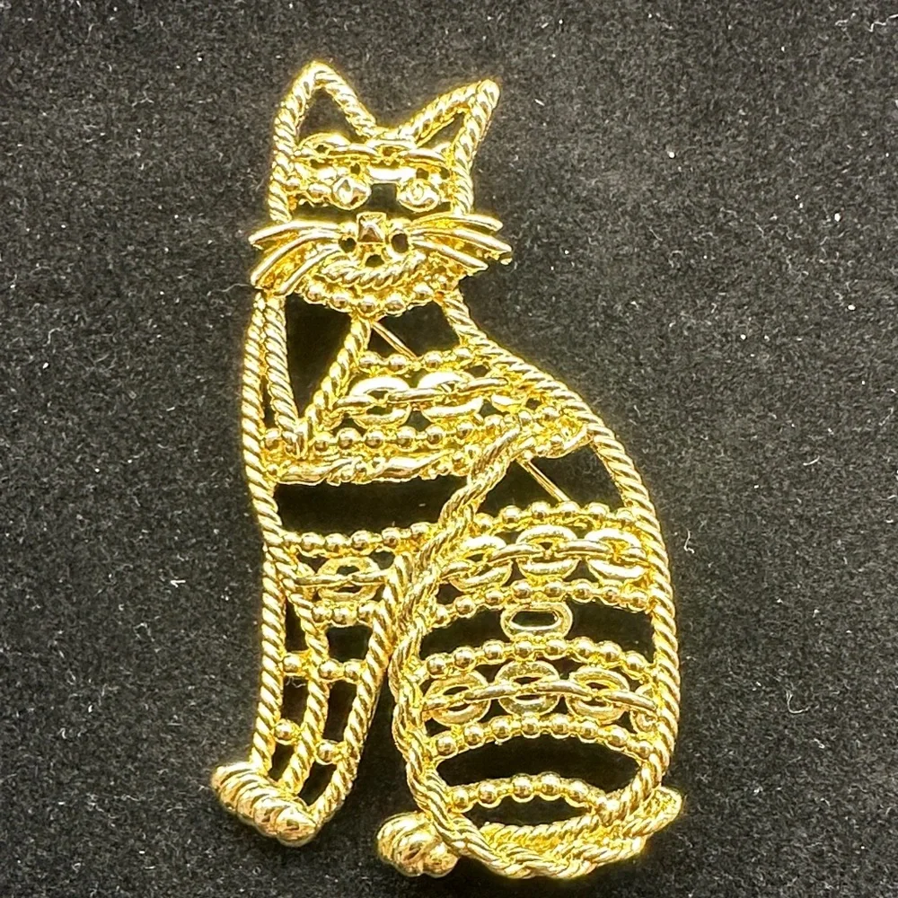 CAT Vintage AJC gold-tone brooch features an intricate filigree cat design #280